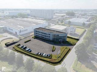 Op een uitstekende en strategische zichtlocatie in industriezone TTS te Temse, vlak langs de E17, bevindt zich dit ruime kantoorgebouw met een totale bruikbare vloeroppervlakte van ca. 1.871 m2, verdeeld over drie volwaardige verdiepingen. Het geheel is gelegen op een ruim perceel van 4.173 m2 en beschikt over ruime parkeermogelijkheden (56 parkeerplaatsen). De prominente ligging langs de E17 staat garant voor een uitstekende bereikbaarheid en uitzonderlijke visibiliteit, waardoor uw onderneming hier letterlijk in het oog springt. Een commercieel voordeel voor bedrijven die hun professionele uitstraling en bereikbaarheid willen combineren. Het gebouw beschikt momenteel over een grotendeels vrije en aanpasbare indeling, waardoor de ruimtes volledig kunnen worden afgestemd op de specifieke noden en uitstraling van uw onderneming. Deze flexibiliteit biedt bovendien tal van mogelijkheden voor een eigentijdse en representatieve kantooromgeving. Ter inspiratie werden enkele visualisaties toegevoegd die een mogelijke toekomstige invulling weergeven. De combinatie van de strategische ligging, de ruime oppervlakte, het royale terrein, de parkeermogelijkheden en de hoge visibiliteit maakt dit een bijzonder interessante opportuniteit voor ondernemers en investeerders. Kortom een uitzonderlijke kans om uw onderneming te vestigen op een absolute zichtlocatie langs de E17 in Temse.