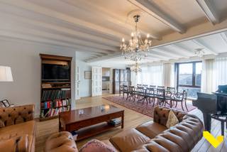 Exclusief appartement (158 m²) met 3 slaapkamers op topligging! <br /><br />Dit uniek appartement is gelegen op 50 meter van de markt van Geel en op wandelafstand van winkels, scholen, ziekenhuis en openbaar vervoer. <br /><br />Via de royale inkomhal met apart toilet bereik je de leefruimte met stijlvolle parket en enorm veel lichtinval door de grote ramen. De gerenoveerde keuken, voorzien van de nodige toestellen, vind je aansluitend aan de woonkamer. <br />Verder zijn er 3 ruime slaapkamers aanwezig die allen aansluiting geven naar het aangename terras van 20 m². De masterkamer beschikt over een eigen badkamer voorzien van ligbad/douche combinatie, dubbele lavabo en handdoekradiator. De 2e badkamer is voorzien van lavabo en opnieuw een bad/douche combinatie. <br /><br />Verder beschikt dit appartement over voldoende bergruimte. Ook in de kelder is een ruime privatieve berging. <br /><br />De verdieping is bereikbaar met de reeds gerenoveerde lift of trap. <br /><br />Troeven: <br />- Volledig instapklaar<br />- Conforme elektriciteitskeuring<br />- Gunstig EPC<br />- Exclusieve afwerking<br />- Nabij markt van Geel<br /><br />Plan uw afspraak via info@immovl.be of via 014 58 02 08 om dit uniek en stijlvol appartement te ontdekken!