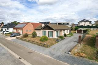 Ontdek deze charmante bungalow rustig gelegen vlak bij de dorpskern van Hoepertingen. De woning bevindt zich op een ruim perceel van 9 are en...