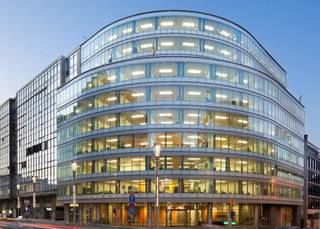 Prachtig gebouw, gelegen in het hartje van de Europese wijk. Mooie terrassen op de bovenste verdiepingen. Vlot bereikbaar met het openbaar vervoer, zowel trein, metro, tram als bus zijn vlakbij. Dankzij de grote ramen geniet het gebouw van overvloedig daglicht. Perfect geschikt voor open space, afzonderlijke kantoren of een mix van beide.<br />Binnen parkeerplaatsen beschikbaar: 1.750 €/plaats/jaar.<br />Archiefruimte beschikbaar: 90 €/m²/jaar.<br />Oppervlakte: tussen 487 & 770 m²