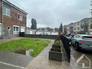 <p>Ruim appartement in Hoboken met drie slaapkamers - ingang Korte Hollebeekstraat</p><p>Dit aantrekkelijke appartement van 94m² in Hoboken biedt de perfecte combinatie van ruimte, comfort en moderne voorzieningen. Met drie slaapkamers en één badkamer is het ideaal voor families of koppels die extra ruimte zoeken.</p><p>Indeling: inkom - woonkamer - ingerichte keuken - 3 slaapkamers (waarvan 1 nu dressing) - badkamer - ruim terras - kelder<br />Voordelen:<br />- Parket in inkom, woonkamer en 2 slaapkamers<br />- overal rolluiken<br />- alarm aanwezig<br />- groot terras<br />- lage algemene kosten (geen lift)<br />- mogelijkheid om garagebox aan te kopen voor €25.000<br />- openbaar vervoer voor de deur<br />- supermarkt vlakbij</p><p>Bezichtiging uitsluitend op afspraak.</p>