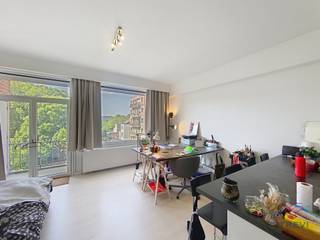 UCCLE - Longchampswijk, op een steenworp afstand van het Zonnekesbos, dicht bij alle voorzieningen (winkels en openbaar vervoer), appartement van ±...