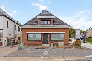 Voor meer info en foto’s, surf naar www.swevers.be – Op een rustige locatie in Paal, vlak bij winkels, scholen en ontspanning, vind je deze vrijstaande woning met 170 m² bewoonbare oppervlakte op een perceel van 5a 16ca. De woning uit 1955 kreeg in 2024 al een eerste opfrissing met een vernieuwde woonkamer en biedt verder nog heel wat renovatiemogelijkheden. Op het gelijkvloers vind je o.a. een lichtrijke keuken van 14 m², een ruime woonkamer van 40 m² met zicht op de tuin, een slaapkamer, badkamer, berging en inpandige garage. Boven zijn er 2 slaapkamers, een bureau en een zolderruimte die kan dienen voor opslag . Ook de kelder biedt extra bergruimte. De zuidwestelijk georiënteerde tuin is een troef voor wie graag buiten leeft. Rolluiken zorgen voor comfort en isolatie. Dankzij de centrale ligging geniet je van een vlotte verbinding naar Hasselt, Leuven en Brussel, met tal van voorzieningen in de buurt. Voor meer informatie, bel 011 255 155. Bron bewoonbare oppervlakte: EPC – verslag.