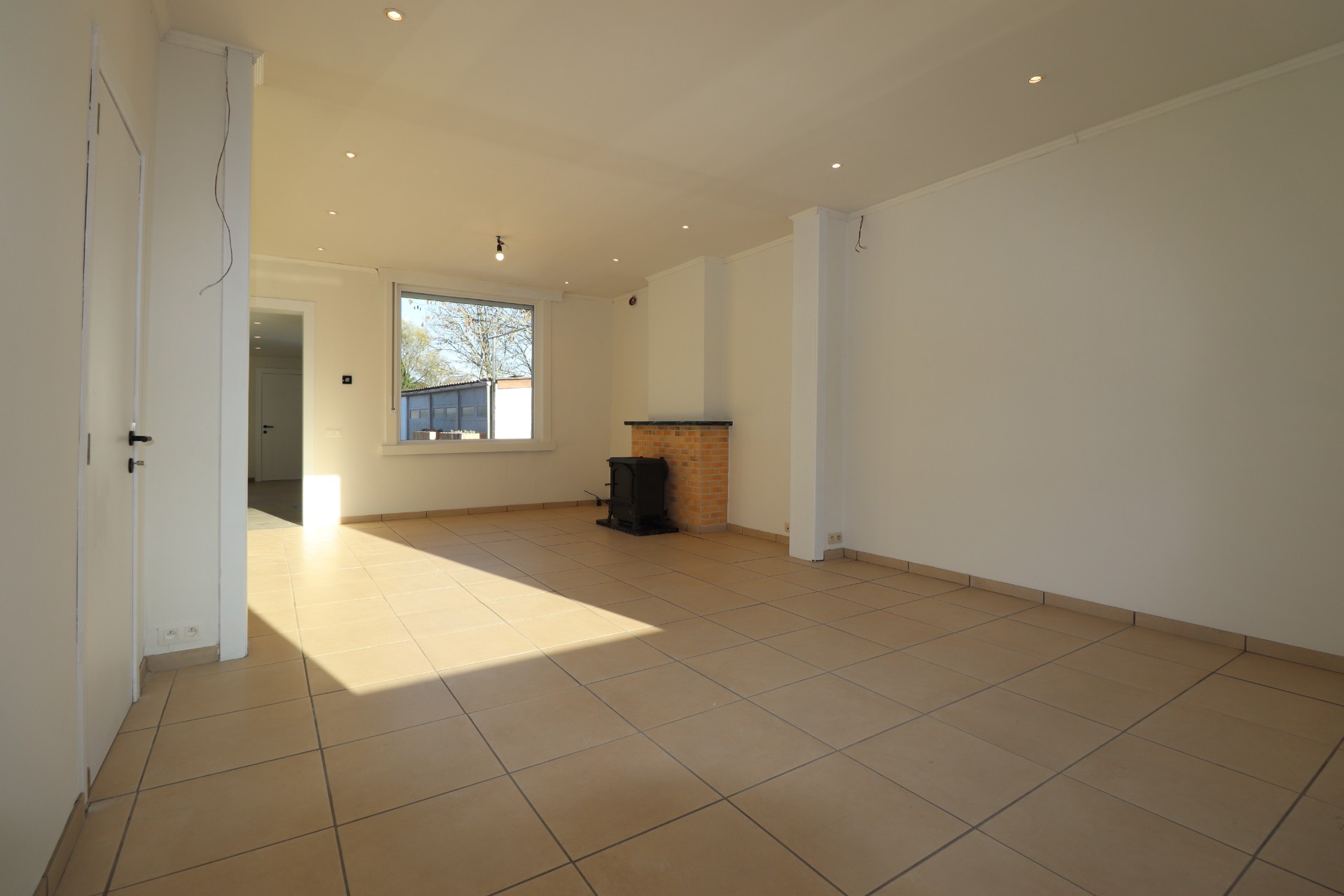 Gerenoveerde woning met 3 slaapkamers, garage en zeer grote tuin in Moen - foto 2