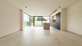 Bent u op zoek naar een kwalitatieve halfopen nieuwbouwwoning met een moderne uitstraling, inpandige garage en een rustige, maar toch centrale ligging? Dan is deze woning aan de Steenstortstraat 4B in Koersel zeker een bezoek waard.<br /><br />Deze nieuwbouwwoning is rustig gelegen en toch bijzonder centraal, met scholen, winkels en openbaar vervoer op korte afstand. Dankzij de gunstige ligging combineert deze woning het comfort van een rustige woonomgeving met de praktische voordelen van een centrale locatie.<br /><br />De woning beschikt over 3 slaapkamers, een inpandige garage en werd afgewerkt met oog voor kwaliteit en detail. De keuken in een stijlvolle Japandi-look zorgt voor een warme en tijdloze uitstraling en sluit perfect aan bij de kwalitatieve afwerking van de woning.<br /><br />Op energetisch vlak voldoet deze woning aan de hedendaagse normen. Het EPB voorziet een maximum E-peil van E20. De woning wordt verwarmd via centrale verwarming op aardgas en beschikt bovendien over zonnepanelen, wat bijdraagt aan een energiezuinig en comfortabel woonklimaat.<br /><br />De vraagprijs van € 375.000 is als volgt samengesteld: € 100.000 voor de grondwaarde, waarop 12% registratierechten verschuldigd zijn, en € 275.000 voor de constructiewaarde, waarop 21% btw wordt aangerekend.<br /><br />Dankzij de kwalitatieve afwerking, de energiezuinigheid, de 3 slaapkamers, de inpandige garage en de centrale doch rustige ligging is deze woning ideaal voor wie op zoek is naar een instapklare nieuwbouwwoning zonder renovatiezorgen.<br /><br />Pluspunten:<br />- Rustige én centrale ligging in Koersel<br />- Scholen, winkels en openbaar vervoer vlakbij<br />- 3 slaapkamers<br />- Inpandige garage<br />- Kwalitatieve afwerking<br />- Stijlvolle keuken in Japandi-stijl<br />- Maximum E-peil E20<br />- Zonnepanelen aanwezig<br />- Instapklaar<br /><br />Maatregelen opgenomen in het Maatregelenregister: nee<br /><br />Bent u op zoek naar een kwalitatieve, energiezuinige nieuwbouwwoning met 3 slaapkamers op een rustige maar centrale locatie? Bel ons op 078/78.78.70, of kom gewoon binnen op ons kantoor, steeds welkom!