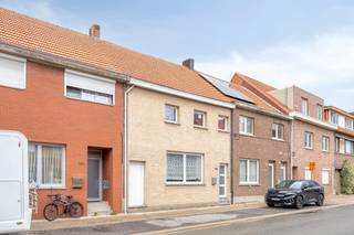 Ben je op zoek naar een woning die je volledig naar eigen smaak kan opfrissen?<br />Dan biedt deze woning op de Heirbaan in Burcht heel wat mogelijkheden.<br /><br />Je betreedt de woning via de inkomhal, die toegang geeft tot de leefruimte en de keuken.<br />Verder bevindt zich op het gelijkvloers de badkamer en een praktische zij-ingang.<br />Dankzij de indeling bestaat bovendien de mogelijkheid om op het gelijkvloers een <strong>extra slaapkamer </strong>te creëren, wat de woning ook interessant maakt voor wie levenslang wil wonen.<br /><br />Op de verdieping bevinden zich <strong>drie slaapkamers,</strong> die voldoende ruimte bieden.<br />Buiten geniet je van een terras en tuin.<br />De woning dient volledig opgefrist te worden, maar vormt een uitstekende basis voor wie op zoek is naar een woning met potentieel op een centrale ligging in Burcht.<br />Ook een interessante opportuniteit voor handige harry's of investeerders.<br /><br />Bron bewoonbare oppervlakte : EPC - certificaat<br />Renovatieverplichting residentiële gebouwen van toepassing.<br />https://www.vlaanderen.be/een-huis-of-appartement-kopen/renovatieverplichting-voor-residentiele-gebouwen<br /><br />In de nabijheid bevinden zich winkels, scholen en het openbaar vervoer en op een wip ben je veilig in het centrum van Antwerpen.<br />Wat denk je? Bel ons snel op 03/775.78.79.<br />Ben je ook van plan jouw eigendom te verkopen? Maak een afspraak voor een gratis schatting, wij maken er samen een succesverhaal van.