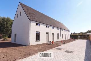 <p><span>NIEUWBOUWWONING MET 3 SLKS OP HET BEGIJNHOF</span></p><p><span>Aan de stadsrand van Sint-Truiden treffen wij op het Begijnhof vier unieke nieuwbouwwoningen aan. De locatie kunnen wij omschrijven als een uiterst rustige locatie met een rijke geschiedenis. Wij bevinden ons op wandelafstand van domein 't Speelhof, het stadspark, het bruisende stadscentrum van Sint-Truiden, diverse supermarkten, ... Ook openbaar vervoer en de belangrijke invalswegen richting Hasselt, Tienen en Gingelom bevinden zich nabij deze woningen.</span></p><p><span> </span></p><p><span>HISTORISCH KARAKTER MET DE LUXE VAN VANDAAG</span></p><p><span>Iedere woning beschikt over drie slaapkamers en zal hoogwaardig afgewerkt worden. Dit met oog voor duurzaamheid &amp; respect voor de historische omgeving. Zo kunnen toekomstige eigenaars genieten van zonnepanelen, vloerverwarming, regenwaterrecuperatie, … Dit alles zorgt ervoor dat men gedurende vijf jaar kan genieten van 50% vrijstelling op het kadastraal inkomen.</span></p><p><span> </span></p><p><span>GENIET VAN 6% BTW, nu ook voor INVESTEERDERS</span></p><p><span>Mogelijkheid tot aankoop aan het verlaagde btw-tarief van 6% in plaats van 21% btw. </span></p><p><span>Voorwaarden:  </span></p><p><span> </span></p><p><span>Eigen bewoning:</span></p><p><span>* Je koopt de woning persoonlijk aan, niet via een vennootschap</span></p><p><span>* Dit wordt je enige eigen woonst gedurende minstens 5 jaar.</span></p><p><span>* De bewoonbare oppervlakte bedraagt maximaal 175m²</span></p><p><span> </span></p><p><span>Investeerders: Ook investeerders genieten van 6% btw bij de aankoop van een onroerend goed als men deze langdurig (minstens 15 jaar) verhuurd aan particulieren. </span></p><p><span><br /></span><span>WONEN IN EEN UNIEKE SETTING WAAR VERLEDEN &amp; TOEKOMST ELKAAR ONTMOETEN</span><span><br />Nieuwsgierig naar dit knap nieuwbouwproject? Maak snel een afspraak of vraag maar informatie aan bij één van de medewerkers van Canius Real Estate. U kan ons bereiken op het nummer 011 74 12 36 of <span>info@canius.be</span></span><span>.</span></p><p><span> </span></p><p><span>*Deze gegevens zijn louter ter informatieve titel. De vermelde oppervlaktes zijn slechts indicatie. Canius Real Estate kan niet verantwoordelijk gesteld worden voor de juistheid van de aan haar verstrekte gegevens.</span></p><p><span> </span></p>