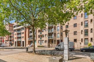 Dit ruime appartement ontstond uit het samenvoegen van 2 appartementen en onderging een zeer grondige renovatie. Er werd gewerkt met...