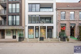 <strong>De ligging</strong><br />Dit handelspand is gelegen op het gelijkvloerse verdiep van het recent opgetrokken gebouw 'Residentie Lawrence' gelegen in <strong>de meest gekende winkelstraat van Deinze</strong>. De Tolpoortstraat bevat namelijk meer dan 50 handelszaken. Qua <strong>commercialiteit en visibiliteit</strong> kan u geen betere locatie vinden! <br /><br /><strong>De indeling</strong><br />Het handelspand doet momenteel dienst als gekende horecazaak. Als bijkomende troef is er de mogelijkheid tot gebruik van een terras vooraan het pand.<br />Een andere bestemming dan horeca (cf. de statuten van het gebouw) is uiteraard steeds mogelijk.<br /><br /><strong>Kenmerken</strong><br />- bouwjaar 2022<br />- bruikbare vloeroppervlakte: ca 84 m² (cf. EPC)<br />- breedte gevel 4,8 m<br /><strong>- EPC: A-label</strong><br /><br /><strong>Troeven</strong><br />- nieuwbouw (bouwjaar 2022) én energiezuinig handelspand!!<br />- uitstekende ligging!!<br />- <strong>gratis parking 'Brielpoort' met 550 parkeerplaatsen vlakbij!!</strong><br /><br />Voor meer informatie of een bezoek ter plaatse reageer via het contactformulier of stuur een mail naar info@hckinvest.be