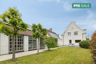 Deze eigendom wordt aangeboden via de Pre-sale formule. Op woensdag 03/06/26 tussen 17u en 19u en op zaterdag 06/06/2026 tussen 10u en 12u kan u de woning op afspraak komen bezichtigen en een bod uitbrengen. De vermelde prijs is een instelprijs.Statige villa met ruim bijgebouw op een zuidgericht perceel van 832 m², strategisch gelegen tussen het centrum van Rumbeke en Roeselare. Vlot bereikbaar en vlakbij Sterrebos, winkels, AZ Delta en sterrenrestaurant Boury. Bent u op zoek naar een villa te koop in Roeselare met veel ruimte, mogelijkheden en een groot bijgebouw? Deze vrijstaande woning langs de Rumbeeksesteenweg garandeert een degelijke basis met een uitstekende ligging en tal van gebruiksmogelijkheden en invullingen.De villa beschikt over dubbele beglazing, dakisolatie en spouwisolatie. Dankzij het EPC-label B en de aanwezigheid van zonnepanelen (vermogen van 2,62 kWp + groenestroomcertificaten tot 2031) geniet u bovendien van een energiezuinige woning.Indeling van de woning te koop:- Gelijkvloers (ca. 108 m²):* Inkomhal / traphal* Ruime woonkamer met parketvloer en open haard in cortenstaal* Ingerichte keuken* Apart toilet* Stoomdouche met technische ruimte- Verdieping (ca. 101 m²):* Nachthal* Vier ruime slaapkamers* Badkamer met ligbad, douche toilet en lavabomeubel- Zolder (ca. 60 m²):* Bereikbaar via schuiftrap, voorzien van dakramen en ingericht met ingemaakte kasten: ideaal als hobby-, speel- of bergruimte- Kelder (ca. 58 m²):* Praktische extra bergruimteEen bijzondere meerwaarde van deze eigendom is het ruime bijgebouw met tal van mogelijkheden. Achterliggend de gemetste garage met zolderverdieping staat een aangebouwde structuur die zorgt voor een aanzienlijke extra oppervlakte. Ideaal voor meerdere voertuigen, stockage, atelier, hobbyruimte of een zelfstandige activiteit.- Buitenruimte:* Aangename voortuin met oprit met meerdere parkeerplaatsen en achteraan een afgesloten zuidgerichte afgesloten groene oase.Extra: * 15.000 liter regenwater* gevel recent gekaleid en voorzien van een hydrofuge laagDeze villa geniet van een centrale strategische ligging tussen het centrum van Rumbeke en Roeselare. Het Sterrebos bevindt zich op wandelafstand en ook winkels, zoals de Colruyt, openbaar vervoer en AZ Delta liggen in de directe omgeving. Dankzij de vlotte verbinding naar de autosnelweg combineert deze eigendom bereikbaarheid met comfortabel wonen.Bent u op zoek naar een villa te koop in Roeselare met een groot bijgebouw, veel potentieel en een uitstekende ligging? Dan is deze eigendom absoluut een bezoek waard!De eigendom wordt aangeboden via de Pre-sale formule. Op 06/06/2026 tussen 10:00 en 12:00 kan u de woning op afspraak komen bezichtigen en een bod uitbrengen. De vermelde prijs is een instelprijs. Voor meer info, gelieve contact op te nemen met de dossierverantwoordelijke.Bestuursmaatregelen in het maatregelenregister: nee
