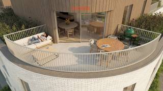 **6%BTW** Dit exclusieve penthouse maakt deel uit van het unieke woonproject Valléa, waar rust, natuur en hedendaags wooncomfort naadloos samenkomen. Gelegen op de derde verdieping, geniet u hier van een uitzonderlijke woonbeleving met een bewoonbare oppervlakte van maar liefst 123 m².De ruime en lichtrijke leefruimte met open keuken vormt het hart van het appartement en kan volledig naar eigen smaak worden afgewerkt. Dankzij de grote raampartijen baadt de leefruimte in natuurlijk licht en heeft u directe toegang tot het prachtige zuidgerichte terras van 20 m², ideaal om in alle rust te genieten van zon en buitenruimte. Aan de andere zijde bevindt zich nog een bijkomend oostgericht terras van 7 m², perfect voor een aangename start van de dag. Het penthouse beschikt over drie volwaardige slaapkamers, een stijlvolle badkamer met keuze tussen inloopdouche of ligbad, en een praktische bergruimte. De doordachte indeling en hoogwaardige afwerking zorgen voor een optimaal ruimtegevoel en een luxueuze uitstraling. Dankzij innovatieve technieken zoals een geothermische warmtepomp en zonnepanelen voldoet dit appartement aan de strengste normen inzake energiezuinigheid. Valléa staat voor een kleinschalig en exclusief woonconcept met oog voor kwaliteit en duurzaamheid. Ideaal voor wie op zoek is naar een unieke woonst of een waardevolle investering. Wenst u meer informatie of een bezoek ter plaatse? Contacteer ons via info@homies.be of 016 22 82 22.<br /> 