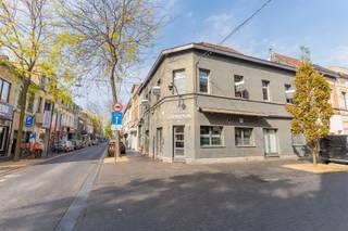 <p>Op zoek naar een commercieel pand met uitstraling, ruimte en een uitstekende visibiliteit? Dit strategisch gelegen hoekpand in de bruisende Abdijstraat biedt een unieke kans voor ondernemers en investeerders!</p><p><u>Een commerciële opportuniteit met uitzonderlijk potentieel!</u><br />Een uitgelezen kans voor wie op zoek is naar een commercieel vastgoedproject op een levendige locatie met veel passage.<br />Met maar liefst 23 lopende meter gevelbreedte, talrijke raampartijen en een prominente hoekligging geniet dit pand van een uitzonderlijke zichtbaarheid. De grote glaspartijen zorgen bovendien voor een overvloed aan natuurlijk licht en bieden uitgebreide mogelijkheden voor etalages en commerciële presentatie.</p><p><u>Royale oppervlaktes en tal van mogelijkheden</u><br />Het pand beschikt over twee volwaardige verdiepingen van elk circa 135 m², samen goed voor ongeveer 270 m² bovengrondse vloeroppervlakte.<br />Daarnaast is het gebouw volledig onderkelderd en beschikt het over een extra bergzolder. Deze bijkomende ruimtes bieden bijzonder interessante opslagmogelijkheden en zorgen voor extra functionaliteit.</p><p><strong><u>De belangrijkste troeven</u></strong><br />Topligging in de bruisende Abdijstraat<br />Prominent hoekpand met maar liefst 23 lopende meter gevel<br />Uitstekende zichtbaarheid en commerciële uitstraling<br />Drukke passage met veel voorbijgangers<br />Talrijke raampartijen en veel natuurlijke lichtinval<br />Twee verdiepingen van elk circa 135 m²<br />Circa 270 m² bovengrondse vloeroppervlakte<br />Volledig onderkelderd<br />Extra bergzolder met bijkomende opslagruimte<br />Tal van commerciële mogelijkheden<br />Uitzonderlijk potentieel dankzij de combinatie van ligging, ruimte en visibiliteit</p><p>Interesse? Neem contact op voor meer informatie of een bezoek ter plaatse: <strong>info@markasa.be</strong> of <strong>03/827.72.92</strong></p>