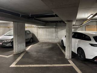 Vous recherchez une place de parking à Courtrai ? Découvrez ce parking idéalement situé dans la résidence Lombardie, en plein cœur de Courtrai. Ce parking bénéficie d'un emplacement privilégié, à quelques minutes à pied de la gare de Courtrai et à proximité immédiate de boutiques, de restaurants et d'autres installations.<br /><br />GÉNÉRAL :<br />- accès sécurisé via le portail automatique<br />- à deux pas du centre de Courtrai<br />- place souterraine<br /><br />Êtes-vous également intéressé ? N'oubliez pas de demander votre visite sur www.dewaele.com !