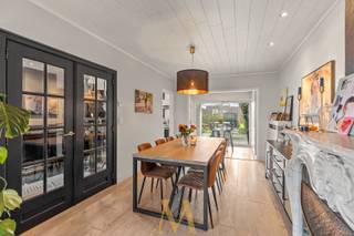 Deze verzorgde halfopen bebouwing is ideaal gelegen tussen Wevelgem en Menen en is volledig instapklaar.De woning beschikt over een oprit met recente...