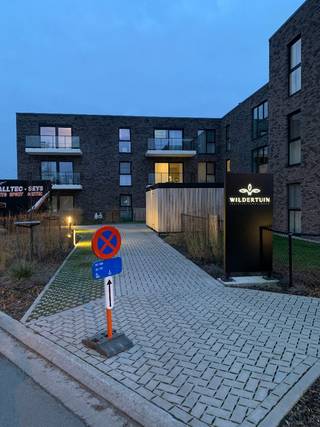Nieuw (nog nooit bewoonde) 1slpk.assistentie app.<br />Gelegen op het 2de verdiep in de resedentie Wildertuin te Langemark-Poelkapelle.<br />Volledig afgewerkt, reeds geschildert, niet gemeubelt.<br />Zongericht met uitzicht op inkom van het gebouw en de inkom van het woonzorgcentrum aan de overkant straat.<br />Geen jaarlijkse grondlasten.<br />62m2 en een klein balkon met automatische zonneluifel.<br />Recent gebouwd volgens de nieuwste energie normen, dus weinig stookkosten.<br />Vloer verwarming.