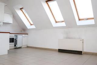 Situé au quatrième et dernier étage d'une petite copropriété du centre de Salzinne , appartement de ± 55 m² idéalement agencé. Ce dernier se compose d'un hall d'entrée avec espaces de rangements et toilettes invités. Un vaste living baigné de lumière par de nombreuses fenêtres, une cuisine américaine entièrement équipée et une buanderie accessible depuis le hall. La partie nuit comprend une grande chambre de ± 15 m² ainsi qu'une salle de bains attente avec baignoire et double vasque. Proche de toutes commodités, cet appartement ne pourra que vous séduire. Disponible immédiatement. Prix : 155.000 €. Charges : 70 € / mois PEB : E - EN OPTION: Place de parking extérieur : 15.000 € - Place de Parking intérieur : 20.000 €- Vous souhaitez visiter.Contactez-nous au +32 477 57 98 87 ou par mail à l'adresse LMEERT@TREVI.BE