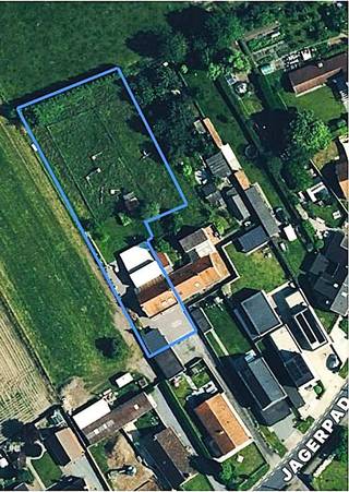 Ruime halfopen bebouwing met uniek, onbelemmerd zicht op de natuur!<br /><br />Ben je op zoek naar een eigendom met tal van mogelijkheden op een rustige en groene locatie? <br />Dan biedt deze halfopen bebouwing in Waarschoot (Lievegem) een unieke kans! <br />Dankzij de ligging in de tweede lijn geniet je hier van uitzonderlijke privacy en rust.<br /><br />Het perceel heeft een oppervlakte van maar liefst 2.011 m². De ruime tuin biedt een blijvend en gegarandeerd uitzicht op het omliggend landschap. Een absolute meerwaarde voor wie houdt van rust en natuur.<br /><br />Troeven van deze woning<br />•Woonoppervlakte (153 m²): Gezellige woonkamer met houtkachel, vernieuwde moderne keuken, 3 ruime slaapkamers, 2 badkamers en 2 toiletten.<br />•Bijgebouwen (80 m²): Garage met carport vóór de woning, plus een grote berging en extra garage áchter de woning.<br />•Buitenruimte: Riante tuin met een blijvend, onbelemmerd zicht op het groen.<br /><br />Belangrijk om te weten<br />•EPC: Gunstige score van 318 kWh/m² (Label D), dus geen renovatieverplichting.<br />•Verwarming: Centrale verwarming op stookolie (hoogrendementsketel vernieuwd in 2021).<br />•Nutsvoorzieningen: Volledig uitgerust met o.a. een regenput, stads- en grondwater.<br />•Elektriciteit: Keuringsattest aanwezig (niet-conform).<br />•Asbest: Attest is aanwezig (buitenberging wordt nog professioneel aangepakt vóór de verkoop).<br />•Stedenbouw & Risico: Gelegen in agrarisch gebied (zonevreemd, maar volledig vergund). <br />•Er is geen voorkooprecht en de woning ligt niet in een overstromingsgevoelig gebied.<br /><br />Met enkele beperkte opfriswerken maak je van deze uniek gelegen woning jouw absolute droomthuis!<br /><br />Bezoekdagen (enkel op afspraak!)<br />•Zaterdag 20 juni 2026 — van 10:00 u tot 17:00 u<br />•Zaterdag 27 juni 2026 — van 10:00 u tot 17:00 u<br /><br />Wens je meer informatie of wil je meteen reserveren voor een bezichtiging?<br />•Contactpersoon: Jan Van Bouchaute<br />•GSM: 0476 28 25 12 (graag telefonisch contact opnemen tussen 18:00 u en 20:00 u)<br /><br />Geen immo aub, gelieve deze wens te respecteren!<br /><br /><br /><br /><br /><br /><br /><br /><br />