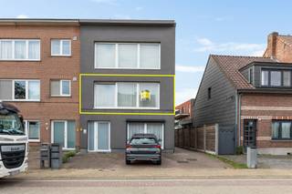 <p><span>Dit </span><span>gerenoveerde appartement</span><span> is volledig instapklaar en combineert </span><span>modern comfort</span><span> met </span><span>een slimme indeling</span><span>. Dankzij het </span><span>gunstige EPC-label B</span><span>, geïsoleerde muren, hoogrendementsbeglazing en een energiezuinige condensatieketel woon je hier niet alleen </span><span>stijlvol</span><span>, maar ook </span><span>zuinig</span><span>. Het appartement bevindt zich in een klein gebouw z</span><span>onder gemeenschappelijke kosten</span><span> en beschikt achteraan over een klein tuintje met </span><span>tuinberging</span><span>, ideaal voor fietsen en extra opbergruimte. </span><span>Openbare parking</span><span> en het station liggen vlakbij, wat het geheel nog praktischer maakt. </span></p><p><span>Bij binnenkomst kom je terecht in de</span><span> lichtrijke woonkamer met open keuken</span><span>, volledig uitgerust met alle comfort. Achteraan zijn er twee slaapkamers die allebei toegang geven tot een </span><span>charmant terrasje</span><span> waar je rustig kan genieten van de buitenlucht. De badkamer is voorzien van een douche, een stijlvol badkamermeubel, een toilet en een aansluiting voor de wasmachine. Dankzij de </span><span>slimme indeling</span><span> wordt elke ruimte optimaal benut.</span></p><p><span> </span></p><p><span>Beschikbaar vanaf 1 augustus 2026.</span></p><p><span>Contacteer ons voor een bezichtiging op het nummer 015 200 999 of info@vastgoedplus.be</span></p>
