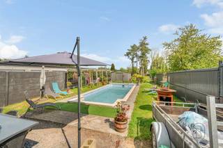 Te koop: recente en instapklare woning met zwembad en 4 slaapkamersDeze charmante woning (bouwjaar 2021) combineert modern comfort, ruimte en...