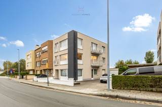 Dit fraaie appartement aan de Krommedijk, in een kleine residentie in Duinbergen en op wandelafstand van zee en strand, werd in 2025 volledig en...