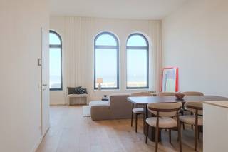 Op de belle-etage van de Residentie Elisabeth in het project Troon 17, bieden wij u een schitterend twee-slaapkamer appartement aan. Dit appartement heeft uitzonderlijke hoge plafonds van 3m70 hoog wat het appartement een fantastisch ruimtelijk gevoel geeft.<br />De gevelbreedte van het appartement aan de kant van de Zeedijk is 7m40 en is voorzien van prachtige ramen die het zeezicht heel uitzonderlijk maken.<br />Het appartement bestaat uit een inkomhall woonkamer met open volledig hedendaagse ingerichte keuken, ruime berging, twee slaapkamers, badkamer en afzonderlijk toilet.<br />De ramen zijn 1m85 boven de dijk gelegen en van binnen in de woonkamer 45cm boven de grond, waardoor u een heel mooie beleving hebt met het strand en de zee.<br />Aan de slaapkamers is er een ruim zon georiënteerd terras die uitgeeft op de tuin van dit schitterend project. Alle afwerkingen kunnen gekozen worden. Het lastenboek voorziet ruime budgetten.<br />In het project Troon 17 zijn garages en autostandplaatsen ter beschikking die rechtstreeks toegankelijk zijn met de lift.
<ul>
	<li>EPB minder dan 40</li>
	<li>Binnenoppervlakte: 100.94m² en terras van 16m²</li>
	<li>Mogelijkheid tot aankoop van 1 of meerdere garages of autostandplaatsen in de residentie</li>
	<li>Uitzonderlijke afwerking met parket, vloerverwarming, mini-domoticasysteem</li>
	<li>Onmiddellijk beschikbaar</li>
</ul>