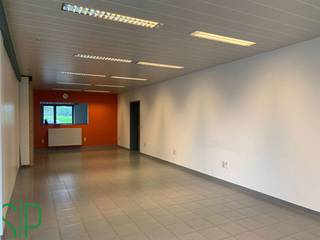 Het pand heeft de volgende indeling: Grote ruimte die momenteel is onderverdeeld (dmv wegneembare wanden) in een receptie, bureel en werkruimte (96m²). Achteraan is een berging voorzien (tegels; 5m²), 2 toiletten en een ingerichte keuken (tegels; kasten, dampkap, keramisch kookvuur, dubbele spoelbak, vaatwasser en koelkast; 15m²).<br /><br />Achteraan zijn 2 privatieve autostaanplaatsen voorzien. Vooraan het gebouw is er een parking voor cliënteel aanwezig.<br /><br />Het pand is geschikt voor volgende doeleinden: stockage, winkelruimte, burelen, vrije beroepen, etc. Geen horeca toegelaten!<br /><br />- Energielabel B<br />- CV = Aardgas<br />- Veiligheidsrolluiken voorzien aan de binnenkant!<br /><br />Voor bijkomende inlichtingen of een bezoek ter plaatse kan u steeds vrijblijvend contact opnemen met Immo S|P op het nummer 014/59.10.20. of via info@immosp.be.