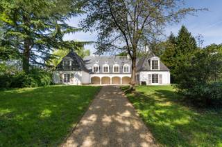 Een te moderniseren architecturale villa van ca. 700m², ideaal gelegen op <br />een verborgen perceel van 23a 58ca. <br /><br />- 8 Slaapkamers + 2 bureelruimten + 2 dressings<br />- 5 badkamers<br />- binnenzwembad<br />- garage voor 4 auto’s + parking <br />- terrassen en tuin<br />Buitenschrijnwerk PVC dubbel glas - Centrale verwarming op stookolie<br />EPC: 2 x label G<br />Perceeloppervlakte: 23a 58ca - kadastraal inkomen: 13.725EUR<br />Stedenbouwkundige inlichtingen beschikbaar.<br />Infos: peter@century21prodomo.be