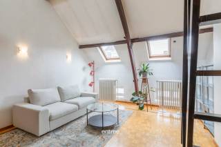 Deze ruime studio in Gent biedt een ideale woonomgeving voor zowel singles als koppels. Met één slaapkamer en een badkamer is het een compact, maar functioneel verblijf dat perfect inspeelt op het comfort dat u zoekt.<br /><br />De bewoonbare oppervlakte van 58 m² zorgt voor voldoende ruimte om uw leefruimte naar eigen wens in te richten. Door de slimme indeling geniet u van een aangename leefomgeving met veel natuurlijke lichtinval. Volledig ingerichte keuken met vaatwas, kookplaat, koelkast en oven.<br /><br />Gelegen in de levendige stad Gent, combineert dit appartement rust met de nabijheid van tal van voorzieningen, winkels en cultuur. Het is de perfecte uitvalsbasis om te genieten van alles wat deze dynamische stad te bieden heeft.<br /><br />Bezoekmoment aanstaande dinsdag 15 september tussen 18h30 en 20h na afspraak via mail of bericht.<br /><br />Update: bezoekdag volzet, geen mogelijkheid om nog te bezichtigen.