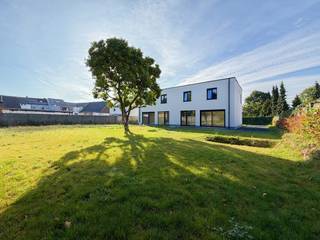 <p>Moderne HALFOPEN NIEUWBOUWWONING met ZONNIGE TUIN, DUURZAME TECHNIEKEN en een EIGENTIJDSE AFWERKING in het landelijke Everbeek. Deze stijlvolle woning combineert STRAK DESIGN met MAXIMAAL WOONCOMFORT. U geniet hier van een OPEN EN LICHTRIJKE LEEFRUIMTE met GROTE RAAMPARTIJEN die een mooi zicht en directe toegang bieden tot de TUIN. Aansluitend vindt u een MODERNE KEUKEN MET KOOKEILAND, ideaal voor wie houdt van gezellig koken en praktisch wonen. Op het gelijkvloers is er bovendien een PRAKTISCHE BERGING/WASPLAATS voorzien. De verdieping omvat DRIE VOLWAARDIGE SLAAPKAMERS, berging en een STIJLVOL INGERICHTE BADKAMER, perfect afgestemd op het comfort van een gezin of koppel. Buiten geniet u in alle rust van de tuin en de GROENE, LANDELIJKE OMGEVING. Gelegen in het charmante Everbeek, deelgemeente van Brakel, biedt deze ENERGIEZUINIGE WONING een aangename combinatie van hedendaags wonen, ruimte en natuur.<br /><br /><span><u>Sommige beelden in deze publicatie werden met behulp van artificiële intelligentie gegenereerd!</u></span><br /><br />Adres: Maandagstraat 2C te Brakel<br /><br />P-score: A, G-score: A; Bestuursmaatregelen in het maatregelenregister: neen.</p>