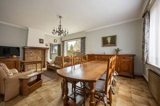 <p><strong>INDELING</strong><br /><strong>GELIJKVLOERS</strong><br />Inkomhal met trap naar de verdieping. Bureelruimte/slaapkamer. Woonkamer met zicht op de tuin. Keuken voorzien van de volgende toestellen nl. keramische kookplaat, afzuigkap, vaatwasmachine, microgolfoven, heteluchtoven, koelkast en dubbele spoeltafel. <br />Badkamer voorzien van ligbad en badkamermeubel met lavabo. Berging/wasplaats met aansluiting voor wasmachine/droogkast, ingemaakte kasten, aardgasbrander van de C.V. en warmwater en toegang tot de zolderruimte. Achterinkom met ingemaakte kasten. Toiletruimte.<br /><br /><strong>1<sup>ste</sup> VERDIEPING</strong><br />Overloop met zolderluik. 3 slaapkamers.<br /><br /><strong>ZOLDERVERDIEPING</strong><br />Zolderruimte boven gans de woning die toegankelijk is via een zolderluik in de wasplaats en via de overloop.<br /><br /><strong>KELDERVERDIEPING</strong><br />Kelderruimte voorzien van legschabben.<br /><br /><strong>BUITEN</strong><br />Voortuin met oprit tot aan de garage langs Den Heerd. Aangelegde tuin met terras.<br />Garage/bijgebouw van ca. 65m².<br /><br /><strong>BIJZONDERHEDEN </strong><br />Enkele en dubbele beglazing. Houten ramen. Rolluiken. C.V. op aardgas. Septische put. <br /><br /><strong>POSITIEVE ASPECTEN </strong><br />Gunstig gelegen op fiets- en wandelafstand van het centrum van Merksplas, vlakbij alle nodige voorzieningen<br />Aangenaam (hoek)perceel van 912m²<br />Woning kan naar eigen budget/wensen gerenoveerd worden<br />Leuke woning op een rustige doch centrale locatie<br /><br /><em>Renovatieverplichting residentiële gebouwen van toepassing.<br /></em></p>