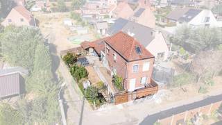 <p>Deze open bebouwing in de Riemewegel te Rieme (Ertvelde) is gelegen op een mooi perceel van 300 m² en vormt een uitstekende basis voor wie op zoek is naar een woning met ruimte en potentieel om volledig naar eigen smaak te renoveren.</p><p> </p><p>De woning omvat een lichtrijke leefruimte, keuken, badkamer en twee slaapkamers. </p><p>Daarnaast beschikt de woning over een ruime zolder, die tal van mogelijkheden biedt. </p><p> </p><p>Buiten geniet u van een aangename omheinde tuin met een grote tuinberging.</p><p> </p><p> </p><p>Met een EPC-label F geldt een renovatieverplichting, waardoor u de kans krijgt om de woning energiezuiniger te maken en volledig af te stemmen op uw eigen woonwensen. </p><p> </p><p> </p><p><strong>Disclaimer:</strong> De foto's in deze online publiciteit zijn deels bewerkt met behulp van artificiële intelligentie (AI) om de visualisatie van de ruimtes te optimaliseren. Ze dienen uitsluitend ter illustratie en kunnen afwijken van de werkelijke situatie. Tijdens een plaatsbezoek krijg je een correct beeld van het pand.</p><p> </p><p>Interesse om dit pand te bezichtigen?<br />Plan nu uw afspraak in op het nummer 0499/84.71.00 of via chabelli@vastgoeddevos.be.</p>