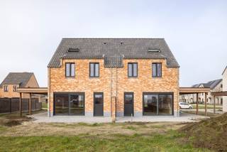 Langs de Elzenstraat in Weelde bouwt Danneels deze stijlvolle halfopen bebouwing op het lot 14. Rustig gelegen, rechtover de mooie groenzone in onze kindvriendelijke nieuwe woonbuurt.<br /><br />Deze karaktervolle gezinswoning in verfijnd landelijke bouwstijl is heel lichtrijk en heeft o.m. een open ingedeelde woonkamer, ingerichte eilandkeuken en badkamer, tuin met gezellig terras, oprit, carport en 3 mooie slaapkamers.<br /><br />Het is een zeer energie-efficiënte woning (E-peil 20), uitgerust met een geothermische warmtepomp, vloerverwarming, ventilatie met warmterecuperatie én zonnepanelen. Je betaalt 5 jaar geen onroerende voorheffing en houdt je energiefactuur onder controle. <br /><br /><span>Danneels werkt jouw nieuwe woning sleutel-op-de-deur voor je af voor een vaste prijs en tegen een afgesproken einddatum. Jij kiest de keuken- en badkamerinrichting, vloer- en wandtegels bij onze partners. Onze klantenbegeleider staat voor je klaar met advies op maat. </span>