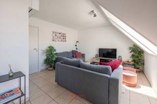 <p>Deze topper heeft héél wat te bieden en beschikt over een zéér leuke indeling: inkomhal met afzonderlijk toilet, berging en vestiaireruimte. Via de glazen tussendeur komt men in de woonkamer waar er een afzonderlijk, knusse zithoek is met in het verlengde de eethoek met open, volledig afgewerkte keuken.<br />Eénmaal in het slaapgedeelte achteraan gekomen vindt men de masterbedroom en de 2de slaapkamer. De badkamer is voorzien van een ligbad/douche en dubbele wastafel. Dit pand is voorzien van grote raampartijen waardoor de lichtinval méér dan optimaal is! De airconditioning in de woonkamer zorgt voor een frisse omgeving tijdens onze warme zomermaanden.<br />Het pand wordt volledig gemeubeld aangeboden en is daarom direct instapklaar. Op de benedenverdieping kan u uw strandmateriaal kwijt in de bijhorende private kelder. Er is bovendien ook een gemeenschappelijke fietsenstalling. EPC-waarde: 193 (Label B).<br /> </p>