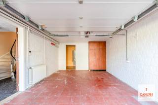 BEZOEKMOMENT VOLZET<br /><br />Bent u op zoek naar een woning die u volledig naar eigen smaak en stijl kan renoveren? Dan biedt deze ruime woning in de Ravenstraat te Wondelgem een unieke kans.<br /><br />De woning is gelegen in een <strong>rustige straat</strong>, met een vlotte verbinding naar het stadscentrum, invalswegen, openbaar vervoer, scholen en buurtwinkels. U geniet hier van een aangename woonomgeving met alle voorzieningen binnen handbereik, terwijl u toch snel in het bruisende centrum van Gent staat.<br /><br />U betreedt de woning via de inkomhal met apart gastentoilet. Verder vindt u op het gelijkvloers een bureau- of hobbyruimte, ideaal voor wie van thuis uit werkt of een extra ruimte wenst. Daarnaast beschikt de gelijkvloers ook over een <strong>ruime garage</strong>. Achteraan bevindt zich de een <strong>gezellige tuin</strong>. Op de eerste verdieping bevindt zich een lichtrijke leefruimte met aansluitend een <strong>aangenaam terras</strong>, dat via een trap toegang biedt tot de zonnige tuin. Daarnaast vindt u er ook de keuken. Op de tweede verdieping vindt u drie slaapkamers en een badkamer. Op de derde verdiepingen biedt de <strong>zolder </strong>extra potentieel waar mits renovatie een extra slaapkamer van gemaakt kan worden. <br /><br />Komt u deze woning graag ontdekken? Contacteer Laura via <strong>laura@convas.be</strong> om een bezoek in te plannen.