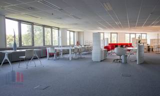 INVESTERINGSOPPORTUNITEIT! Deels verhuurde kantoren met een oppervlakte van 5.605 m² te koop met een bruto rendement van 10,44%.Uitstekend gelegen...