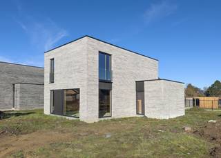 In Kwaadbunder in Wespelaar bouwden we deze fraaie open bebouwing op een mooi perceel van 457 m². Rustig gelegen, in een verkeersluwe straat in onze nieuwe familievriendelijke woonwijk. <br /><br />Deze vrijstaande woning in moderne architectuur heeft alles wat een gezin verwacht; een aangenaam ruime woonkamer, grote raampartijen, een ingerichte keuken en badkamer, 3 ruime slaapkamers én een mooie tuin met gezellig terras. <br /><br />Deze woning met E-peil 13 is voorzien van o.a. vloerverwarming, geothermische warmtepomp, zonnepanelen en ventilatie met warmterecuperatie. <br /><br />Woonklaar in enkele maanden én de binnenafwerking kan jij nog vrij kiezen. Onze klantenbegeleider staat klaar dat voor jou te regelen.