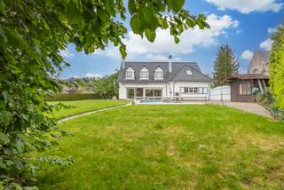 Deze villa in de dorpskern van Sint-Ulriks-Kapelle biedt een combinatie van ruimte, degelijkheid en hedendaags confort.  Ze is gelegen op een...