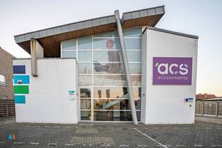 Instapklaar kantoorgebouw met ruime parkeermogelijkheden in MinderhoutDit representatieve kantoorgebouw is gelegen aan de Desmedtstraat in...