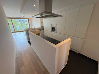 <br />Prachtig modern appartement met terras en panoramische ramen op de 6de verdieping in de Theaterbuurt op wandelafstand van winkels, restaurants, openbaar vervoer.<br /><br />Indeling:<br />Het appartement heeft een eigen lift dat rechtstreeks toegang biedt tot de lichtrijke leefruimte met aansluitend een volledig ingerichte open keuken. Aan de achterzijde bevinden zich twee slaapkamers die een badkamer met inloopdouche en dubbele lavabo delen. Het appartement beschikt ook over een wasruimte, een berging en een extra berging in de kelder. In het appartement zijn al de gordijnen en verlichting reeds voorzien. Er is een fietsenstalling voorzien in de kelderverdieping die toegankelijk is met de lift. <br /><br />Algemene onkosten bedragen € 145 per maand.<br />Nutsvoorzieningen volledig individueel.<br />Mogelijk om op firma of privé te huren. <br /><br />BESCHIKBAAR VANAF 01 DECEMBER 2026.