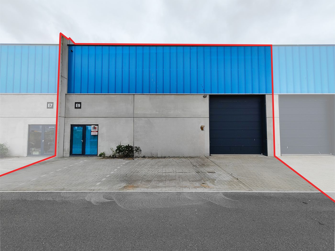 KMO-unit van 573 m² te huur in Oostende. - photo 1