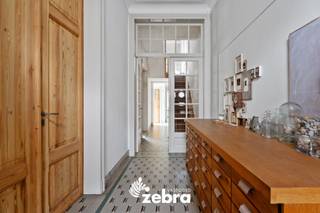 Deze uitzonderlijke woning combineert de authentieke charme van een statige herenwoning met wooncomfort. Gelegen op wandelafstand van...