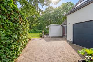 <p><span>Goed gelegen, ruime en lichte villa ideaal voor het combineren van wonen/werken of zorg wonen. <br />De villa omvat o.a. lichte leefruimtes met zicht op de tuin, 3 slaapkamers, 2 badkamers, multifunctionele ruimte met eigen ingang, berging, 2 inpandige garages en een overdekt terras op een zuid gericht perceel van 2.019 m², achteraan grenzend aan bos. </span></p><p><span> </span></p><p><span>INDELING</span></p><p><span> </span></p><p><span>Gelijkvloers:</span><span><br />Inkomhal met rechts (voorzijde van de woning) een polyvalente ruimte (35 m²) met grote raampartij op tegelvloer die kan dienen als kantoor, werkruimte of studio voor inwonende ouders / personeel met eigen terras. Aan de andere zijde van de inkomhal is een vestiaireruimte met gastentoilet en doorgang naar de leefruimtes aan de  achterzijde van de woning met grote ramen uitkijkend over de tuin, onderverdeeld in een zithoek met speksteenkachel, een eethoek en een moderne keuken met eiland en ontbijthoek, via de keuken rechtstreeks toegang tot het overdekte terras met ingemaakte kasten. Achter de keuken een bergruimte en doorgang naar de (voormalige) inpandige garage voor 1 wagen met een aanpalende wasplaats en een ruime 2</span><span><sup>e</sup></span><span> garage voor 2 wagens.</span></p><p><span> </span></p><p><span>1e verdieping: </span><span><br />Via een trap in de vestiaireruimte toegang tot de ruime en lichtrijke nachthal die kan dienen als open kantoor / speelruimte met zicht over de achtertuin en toegang biedt tot de Masterbedroom onderverdeeld in een dressing, een lager gelegen slaapkamer met kasten en badkamer met ligbad, douche en lavabo. Verder op deze verdieping nog 2 slaapkamers op parket met ingemaakte kasten en bureau, een vernieuwde douchekamer met inloopdouche en lavabo, apart toilet op de nachthal. </span></p><p><span> </span></p><p><span>Tuin:</span><span><br />De woning is omgeven door een open en lichtrijke Zuid gerichte tuin met achter de woning een ruim en deels overdekt terras en direct grenzend aan het bos. Aan de voorzijde bevindt zich nog een ruime parkeergelegenheid. </span></p><p><span> </span></p><p><span>Bijzonderheden:</span></p><p><span>-Ideale woning voor het combineren van wonen, werken of zorgwonen.</span></p><p><span>-Elektra is conform.</span></p><p><span>-Zonnepanelen aanwezig.</span></p><p><span>-CV op gas, gelijkvloers middels vloerverwarming en radiatoren op de verdieping.<br />-Screens op de ramen aan de zuidgevel.</span></p><p><span> </span></p><p><span> </span></p>