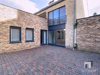 <p>Charmant en verzorgd  gelijkvloers appartement gelegen in Diest met twee slaapkamers en een praktische, hedendaagse indeling. De ruime leefruimte ontvangt veel daglicht via grote ramen en schuifraam die uitgeven op een aangename buitenruimte voor gezellige buitenmomenten. De open keuken is volledig uitgerust met elektrische kookplaat, afzuigkap en vaatwasser, en biedt voldoende berging naast een gezellige ontbijthoek.<br />De twee slaapkamers zijn flexibel in te richten als slaap- of studeerkamers. De nette badkamer heeft een ligbad met douche, dubbele wastafel en handdoekenradiator, aangevuld met voldoende opbergruimte. De afwerking is neutraal en onderhoudsvriendelijk, met warme vloeren en smaakvolle details. garage inbegrepen.<br />Kortom, een moderne, praktische woning met aantrekkelijke ruimtes, veel licht en een fijne buitenruimte in een rustige buurt. Neem snel contact op voor een bezichtiging en ontdek de potentie van dit pand.<br />Huurprijs € 920 &amp; gemeenschappelijke kosten € 70.<br />Neem vandaag nog contact op voor een bezichtiging! <br />Vul de kandidaatstelling in op ImmoDiest.be (onder te huur -&gt; De Bleek 2, 3290 Diest -&gt; Oranje knop 'vraag uw bezoek aan').<br />Van zodra wij deze informatie ontvangen hebben, nemen wij contact met u op.</p>