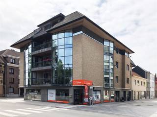 <p>Deze gezellige studio TE HUUR is gelegen op wandelafstand van de Grote Markt van Oudenaarde, winkels..</p><p>De studio omvat een lichtrijke living met keukenhoek, badkamer met douche en toilet + een terras.<br />In de kelder heb je een individuele berging en er is ook een gemeenschappelijke fietsenstalling.</p><p>De gemeenschappelijke kosten bedragen €50/mnd</p><p>Interesse?<br />Vraag uw bezoek aan via onze website www.immodhondt.be </p>
