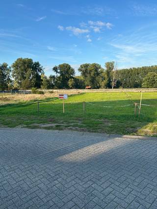 Bouwgrond voor half open bebouwing met prachtig uitzicht op de velden! Volgens plattegrond gaat het om lot 4! Zeer gunstige voorwaarden en geen bouwverplichting! Deze bouwgrond heeft een oppervlakte van maar liefst 604m2!
