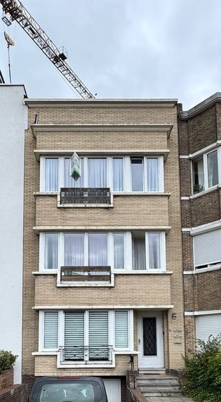 Dit appartement is gelegen op de 2de verdieping en bestaat uit: inkomhal - living - keuken - berging - toilet - badkamer - 2 slaapkamers.Geen lift...