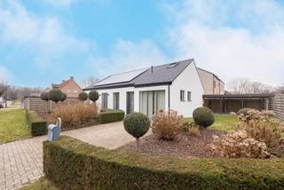 <span>Instapklare, rustig gelegen woning op mooi perceel van 622 m²! Deze zeer goed onderhouden woning heeft een totale renovatie ondergaan in 2023 zodat je er ineens je nieuwe thuis van kan maken. </span><br /><br /><span>Troeven in de kijker:</span><br /><span>- rustige, residentiële locatie<br /></span>- gunstig EPC: B-label<br /><span>- zonnepanelen en laadpaal</span><br /><span>- gelijkvloerse slaapkamer en badkamer</span><br /><span>- bovenverdieping met 3 slaapkamers en badkamer</span><br /><span>- pvc ramen met dubbele beglazing<br /></span>- volledig vernieuwd en geïsoleerd dak<br /><span>- perfect onderhouden</span><br /><br /><span>Indeling:<br /><br /></span>Via de inkomhal kom je in de ruime woonkamer met aanpalende keuken. De nachthal brengt je naar de gelijkvloerse slaapkamer, ensuite badkamer en technische ruimte met voorzieningen wasmachine en droogkast. Op de bovenverdieping bevinden zich 3 ruime slaapkamers en badkamer met inloopdouche en ligbad. <br /><br />De aangelegde, onderhoudsvriendelijke tuin is volledig omheind en biedt maximale privacy zodat u in alle rust kan genieten van de lounge. Verder is er een tuinberging en carport aanwezig.<br /><br />Kortom, bent u klaar om zorgeloos te wonen en te genieten van deze volledig gerenoveerde woning? Neem vandaag nog contact op met FLOR Vastgoed op 03 283 62 43 voor meer informatie!