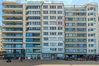 Dit instapklaar tweeslaapkamer appartement te koop is gelegen op de zesde verdieping van Residentie San Marino langs de prestigieuze Albert I-Promenade te Oostende. Vanuit de living geniet u van het prachtig zeezicht en dankzij de centrale ligging bevindt u zich vlakbij tal van voorzieningen, het openbaar vervoer, handelszaken,...<br /><br />Indeling: <br />- inkomhall <br />- living met prachtig uitzicht op zee en strand <br />- keuken uitgerust met een spoeltafel, gasfornuis, frigo en oven <br />- badkamer voorzien van een dubbel lavabomeubel, douche en aansluiting voor wasmachine<br />- slaapkamer 1 (12m²) voorzien van ingemaakte kasten <br />- slaapkamer 2 (10m²) voorzien van ingemaakte kasten<br />- zonneterras gelegen aan de achterzijde (5m²)<br />- afzonderlijk toilet<br /><br />Pluspunten:<br />- toplocatie <br />- instapklaar<br />- fantastisch uitzicht <br />- privatieve kelder <br /><br />Bent u op zoek naar een appartement met zeezicht te Oostende? Contacteer ons dan snel voor een bezoek ter plaatse!<br /><br />Bestuursmaatregelen in het maatregelenregister: nee