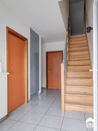 <p>Rustig gelegen gezinswoning in een groene omgeving in Hamont. De woning beschikt over maar liefst 4 slaapkamers, waarvan 2 gelijkvloers, wat de woning uitermate geschikt maakt om levenslang te wonen.<br />De woning is in een rustige zijstraat van de doorgaande weg Hamont-Kaulille gelegen en de Nederlandse grens is op korte afstand van de woning te vinden. </p>
<p>Momenteel wordt de woning verhuurd, de koper dient rekening te houden met de wettelijke opzegtermijn. <br /><br /><u><strong>Enkele troeven:</strong></u></p>
<ul><li>Rustige, groene omgeving</li><li>4 slaapkamers, waarvan 2 gelijkvloers (of 1 bureelruimte)</li><li>Gunstige EPC-score: label B, 155kWh, geen renovatieverplichting</li></ul>
Indeling: zie bijgevoegde plannen op ERA.be