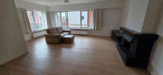Instapklaar appartement op de 1ste verdieping voorzien van ingerichte keuken met alle toestellen. In het appartement zijn er 2 slaapkamers aanwezig en een badkamer met ligbad en douchescherm. Apart toilet<br />Ruime woonkamer op parket. Achteraan het appartement is er een terras aanwezig.<br />Voor verdere inlichtingen of bezichtigingen gelieve onze vastgoedadviseur Guy de Witte te contacteren op het nummer 0477904846
